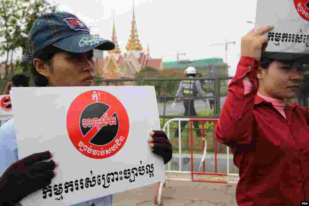 តំណាងកម្មករប្រមាណ១០០នាក់តវ៉ាកុំឲ្យមានការអនុម័តច្បាប់សហជីពនៅមុខរដ្ឋសភាជាតិនៅព្រឹកថ្ងៃច័ន្ទនេះនៅពេលនៅខណៈពេលតំណាងរាស្រ្តមកពីគណបក្សកាន់អំណាចនិងគណបក្សប្រឆាំងកំពុងអង្គុយនៅអង្គប្រជុំសភា។ (ឡេង ឡែន/VOA)