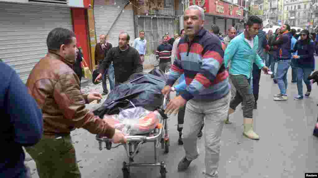 Des Egyptiens transportent le corps d'un victime, le 9 avril 2017.