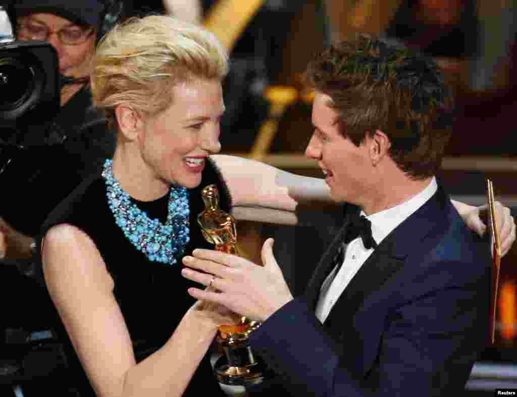 A actriz Cate Blanchett entrega o Oscar de Melhor Actor a Eddie Redmayne pelo seu papel em "The Theory of Everything"