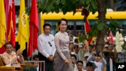 ​​មេដឹកនាំ​គណបក្ស​ប្រឆាំង​​​​​​​​​លោក​​​ស្រី​ Aung​​​ San ​​​Suu ​​​Kyi​ ​​​ឡើង​​​ថ្លែង​​ឡើង​​​ថ្លែង​​​សុន្ទរកថា​​​ ក្នុង​​​អំឡុង​​​ពេល​​​ជួប​​​ជុំ​​​ជា​​​សាធារណៈ​​​ជា​​​មួយ​​​អ្នកគាំទ្រ ​​​បក្ស​​​របស់​​​លោក​​​ស្រី​​​​​​ នៅ​​​ទី​​​ក្រុង ​​​Yangon​​​ ប្រទេស​​​មីយ៉ាន់ម៉ា​​​ កាលពី​​​ថ្ងៃ​​​ទី​​​ ១៧​​​ ខែ​​​ឧសភា​​​ឆ្នាំ​​​ ២០១៤​​​។