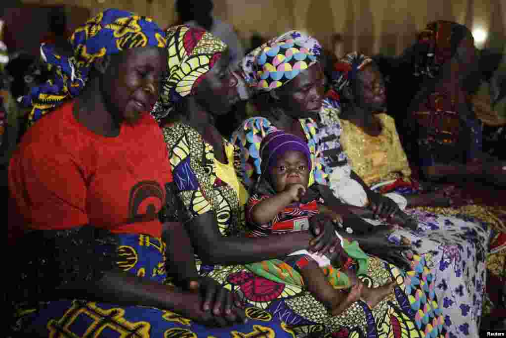 Wasu daga cikin iyayen yaran da 'yan ta'adda suka sace a makarantar Chibok, a wata ganawa da shugaban kasa Muhammadu Buhari a fadar shugaban kasar ta birnin tarayya Abuja. ranar Alhamis watan Janaaru 14, 2016.