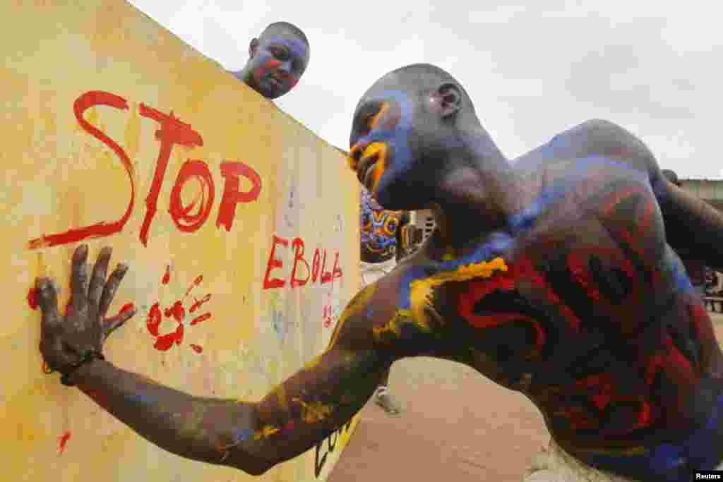 Un acteur, jouant le rôle d'un vaccin contre le virus Ebola, marque une toile après une performance au cours d'une campagne de sensibilisation contre le virus à l'école Anono à Abidjan 25 Septembre 2014. REUTERS / Luc Gnago (CÔTE-D'IVOIRE).