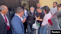 El expresidente peruano Alberto Fujimori sale de prisión tras ser liberado tras la restauración de un polémico indulto de 2017 por motivos humanitarios, en las afueras de Lima, Perú, el 6 de diciembre de 2023 en esta captura de pantalla de un vídeo de las redes sociales.