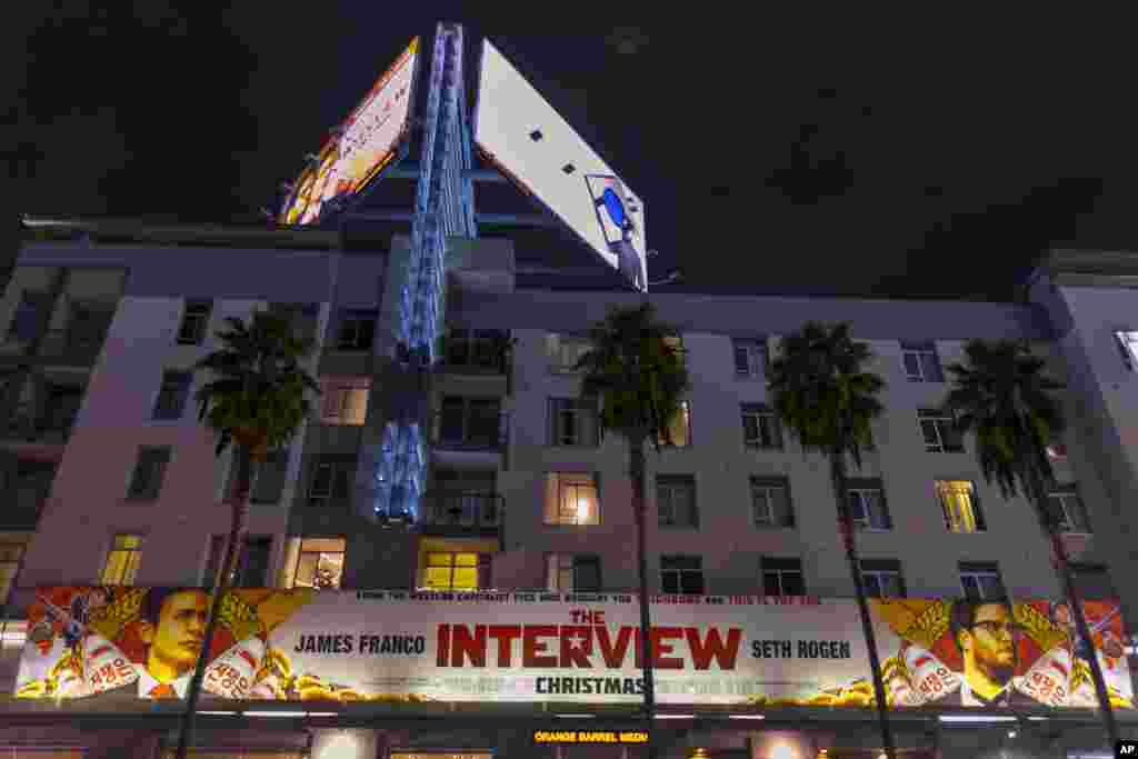 Papan iklan "The Interveiw" di bioskop Arclight Cinemas, Hollywood, Los Angeles (17/12). (AP/Damian Dovarganes)