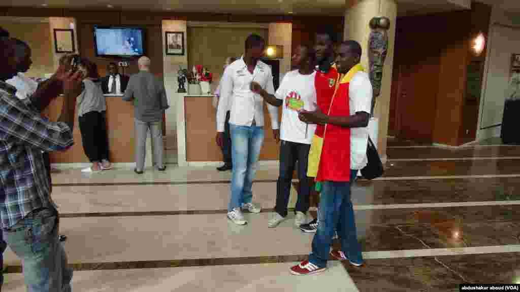 'Yan kallo su na daukar hoto da wani dan wasan gaba na kasar Guinea a birnin Malabo