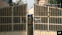 Un officier de police indien ferme les portes de la prison de New Delhi, Indie, le 11 mars 2013.
