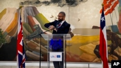 El secretario británico para Asuntos Exteriores de la Commonwealth y de Desarrollo, James Cleverly, habla en una conferencia sobre la relación del Reino Unido con América Latina, en el Centro Cultural Gabriela Mistral en Santiago, Chile, el lunes 22 de mayo de 2023.