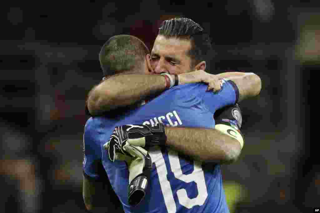 Le gardien de but italien Gianluigi Buffon est réconforté par son coéquipier Leonardo Bonucci après l'élimination de son équipe lors du match de barrage entre l'Italie et la Suède, au stade San Siro de Milan, Italie, le 13 novembre 2017.