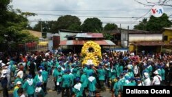 Fieles participan en una procesión relacionada a sus creencias religiosas. [Foto: Daliana Ocaña/VOA]