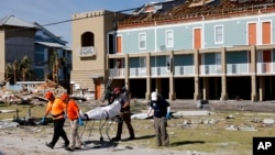 Spasioci izvlače telo iz ruševina kuće u Meksiko Biču, gradiću koji je razoren u uraganu Majkl. 