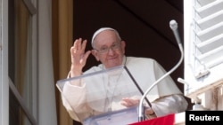 El Papa Francisco dirige la oración del Ángelus desde su ventana en el Vaticano, el 8 de octubre de 2023.