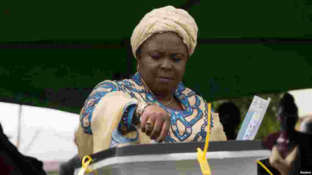 Patience Jonathan, épouse du président du Nigeria, place son vote dans l’urne à Otuoke, dans l'État de Bayelsa, samedi 28 mars 2015.