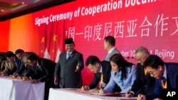 印尼總統普拉博沃週日出席印尼工商總會與中國多家知名企業舉行的會議，並見證總額超過100億美元的協議簽署。 (美聯社：2024年11月10日)
