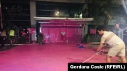Učesnici protesta "1 od 5 miliona" farbaju ulazna vrata u RTS i prilaz zgradi u ružičasto, tokom 45 antivladinog protesta pod tim sloganom, u Beogradu, 12. oktobra 2019. (Foto: Gordana Ćosić, RSE)