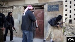 Para tentara pemberontak Suriah berlindung dalam pertempuran dengan pasukan pemerintah di Idlib, Suriah utara (10/3).