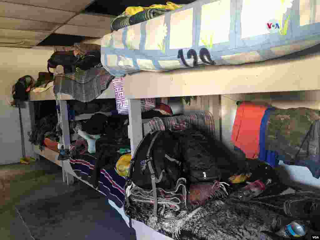 Camarotes han sido puestos en esta habitación del albergue “El Buen Pastor” en Ciudad Juárez para proveer un lugar seguro para estos migrantes, algunos de ellos llevan más de dos meses viviendo en este sitio. Photo: Celia Mendoza - VOA.