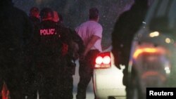 Hujumni sodir etgan shaxs, 57 yoshli Robert Lyuis Dir abort va boshqa tibbiy xizmatlar ko'rsatadigan klinika xodimlarini besh soat davomida qiynab, so'ng politsiyaga taslim bo'lgan.