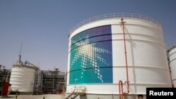 Tangki minyak Aramco terlihat di fasilitas produksi di ladang minyak Shaybah milik Saudi Aramco di Empty Quarter, Arab Saudi, 22 Mei 2018. (Foto: Reuters)