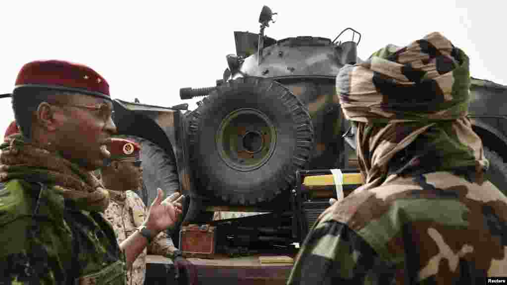 Un général de l'armée tchadienne inspecte un véhicule blindé, qui selon l'armée tchadienne, a été repris des insurgés du groupe Boko Haram pendant la bataille de Gambaru, le 26 février 2015.