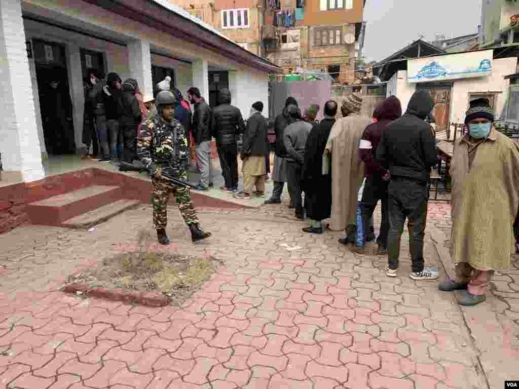 بھارت کی حکومت نے پانچ اگست 2019 کو کشمیر کی نیم خود مختار آئینی حیثیت ختم کر کے ریاست کو دو حصوں میں تقسیم کیا تھا جس کے بعد جموں و کشمیر میں یہ پہلے انتخابات ہیں۔