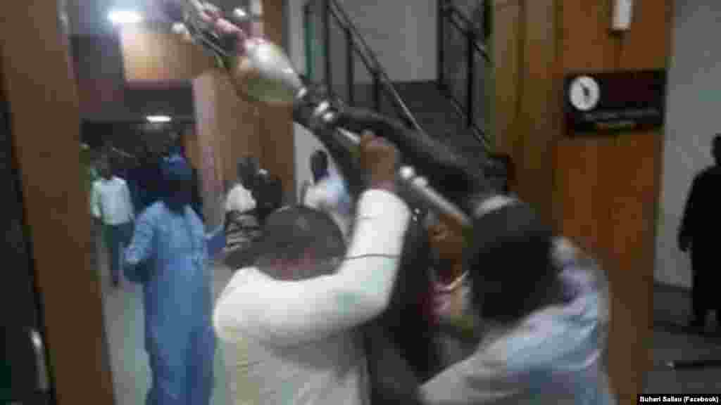 Yunkurin kwato sandar girma ta Majalisa daga hannun wasu 'yan daba.