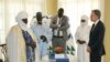 Le secrétaire d'État américain Antony Blinken, à droite, rencontre des chefs traditionnels et des responsables nigériens à Niamey.