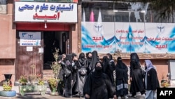 طالبانوافغانستان کې واک ته رسیدلو وروسته نه یوازې لومړنۍ دورې څخه پورته دورو کې نجونو پر زده کړو بندیز لګولی، بلکې د ۲۰۲۲ کال د ډسمبر وروسته یې په پوهنتونونوکې هم د ښځو او نجونو پر زده کړو بندیز لګولی دی. 