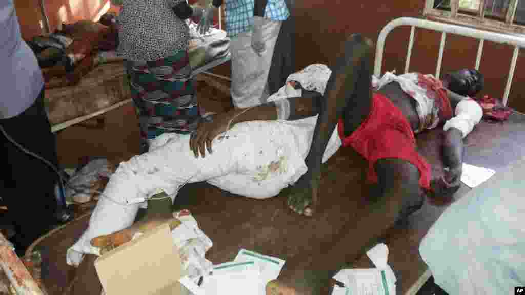 Ana jinyar wadanda suka ji rauni a babban Asibitin Potiskum, wanda yake dab da MKakarantar Sakandaren Kimiyya ta Gwamnati inda a yau Litinin 10 Nuwamba 2014 wani dan kunar-bakin-wake ya kai harin bam