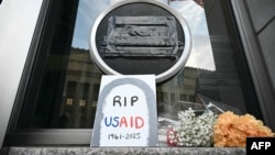 Memorijal ispod pokrivenog znaka Američke agencije za međunarodni razvoj (USAID) u njenom sjedištu u Washingtonu, 7. februara 2025.