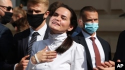 La excandidata presidencial bielorrusa Sviatlana Tsikhanouskaya interactúa con simpatizantes en Varsovia, Polonia, el miércoles 9 de septiembre de 2020.