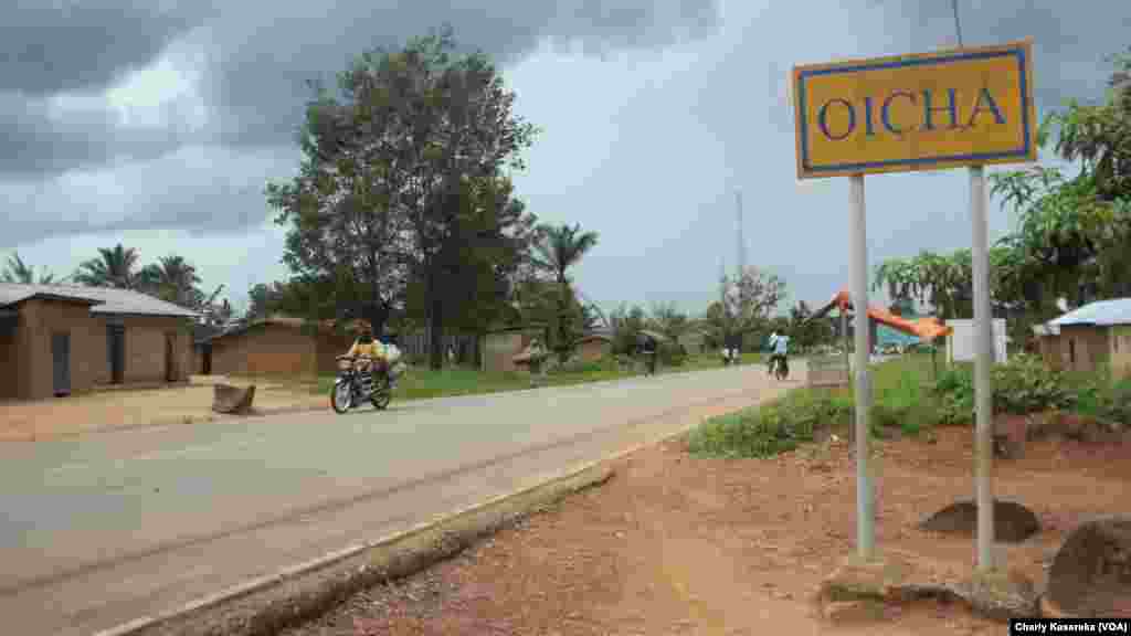 De nombreux déplacés qui ont fui les massacres répétés perpétrés par des rebelles musulmans ougandais de l'Alliance des forces démocratiques ADF vivent dans la misère et sans assistance dans différents sites à dans la province du Nord-Kivu, 28 octobre 2015 (Charly Kasereka/VOA).